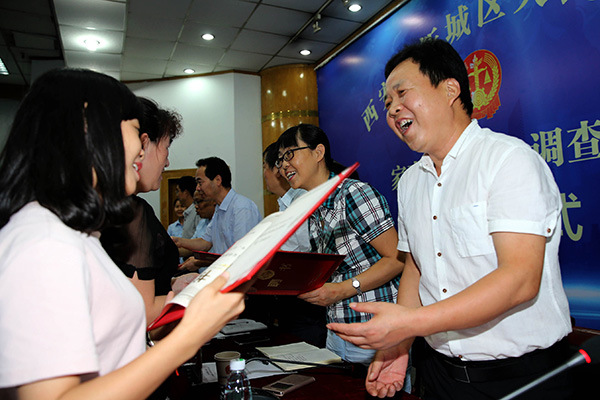 Selected mediators are awarded certificates by the Xincheng district court in Xi'an, Shaanxi province, last week. They will lighten the load of judges by handling domestic disputes.(Huo Yan/China Daily) Selected mediators are awarded certificates by the Xincheng district court in Xi'an, Shaanxi province, last week. They will lighten the load of judges by handling domestic disputes.(Huo Yan/China Daily)