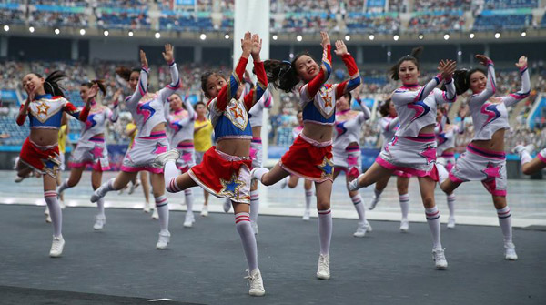 Girls clap their hands during a performance before the opening ceremony of the 13th National Games in Tianjin, Aug 27, 2017. (Photo/Xinhua) Girls clap their hands during a performance before the opening ceremony of the 13th National Games in Tianjin, Aug 27, 2017. (Photo/Xinhua)