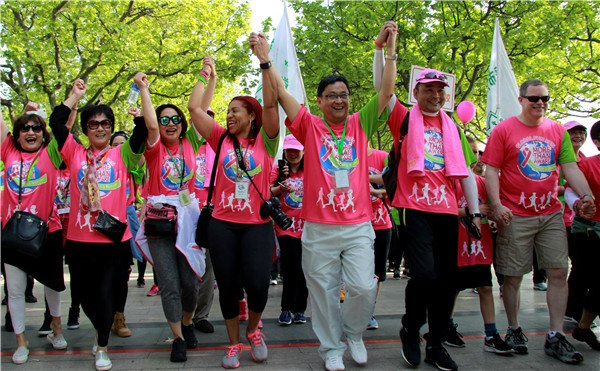 Yuan Zhengping (third from right) and members of the Shanghai Cancer Recovery Club join a charity run to collect donations for breast cancer patients. WU XIAOYAN/FOR CHINA DAILY Yuan Zhengping (third from right) and members of the Shanghai Cancer Recovery Club join a charity run to collect donations for breast cancer patients. WU XIAOYAN/FOR CHINA DAILY