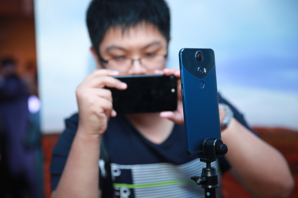 A man takes photos of Protruly's virtual reality-enabled smartphone. (Photo provided to chinadaily.com.cn) A man takes photos of Protruly's virtual reality-enabled smartphone. (Photo provided to chinadaily.com.cn)
