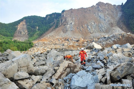 Rescuers work at the site of the landslide in Zhangjiawan Township of Nayong County in southwest China's Guizhou Province, Aug. 28, 2017.(Xinhua/Tao Liang) Rescuers work at the site of the landslide in Zhangjiawan Township of Nayong County in southwest China's Guizhou Province, Aug. 28, 2017.(Xinhua/Tao Liang)