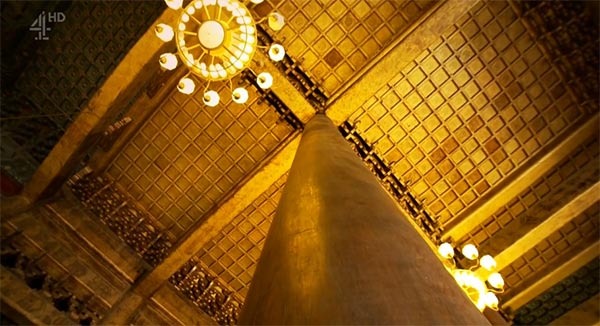 A nanmu column used in the Forbidden City. [Photo/Screen capture of Secrets of China's Forbidden City]