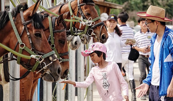 Children and their parents attend a promotion event at a horse racing club in Beijing. (Photo/Xinhua) Children and their parents attend a promotion event at a horse racing club in Beijing. (Photo/Xinhua)