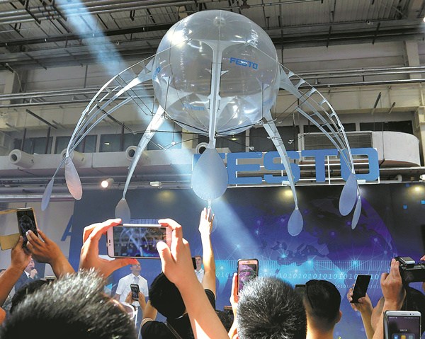 Bionic jellyfish is demonstrated at the 2017 World Robot Conference in Beijing on Wednesday. WANG ZHUANGFEI / CHINA DAILY Bionic jellyfish is demonstrated at the 2017 World Robot Conference in Beijing on Wednesday. WANG ZHUANGFEI / CHINA DAILY