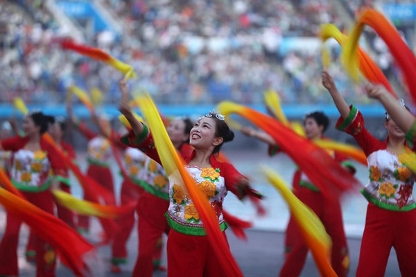 Dancers wave colorful scarves during a performance before the opening ceremony of the 13th National Games held in Tianjin, Aug 27, 2017. (Photo/Xinhua) Dancers wave colorful scarves during a performance before the opening ceremony of the 13th National Games held in Tianjin, Aug 27, 2017. (Photo/Xinhua)