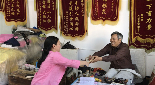 Meng Guangbinis mends a shoe in his workshop in Harbin, Northeast China's Heilongjiang province, Aug 28.(Photo by Zhou Huiying/chinadaily.com.cn) Meng Guangbinis mends a shoe in his workshop in Harbin, Northeast China's Heilongjiang province, Aug 28.(Photo by Zhou Huiying/chinadaily.com.cn)