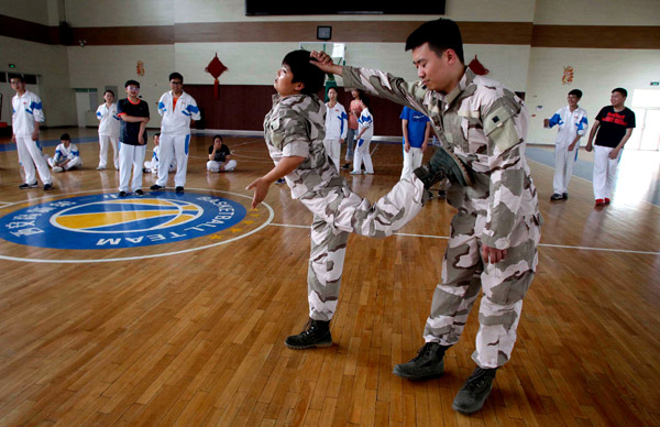 Young people learn self-defense during a course at a high school in Xi'an, Shaanxi province. (Photo:China Daily/Liang Meng) Young people learn self-defense during a course at a high school in Xi'an, Shaanxi province. (Photo:China Daily/Liang Meng)