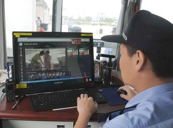 A Qingdao police officer uses facial recognition technology to cross-reference an image with pictures in a database.(Feng Kaiming/for China Daily) A Qingdao police officer uses facial recognition technology to cross-reference an image with pictures in a database.(Feng Kaiming/for China Daily)