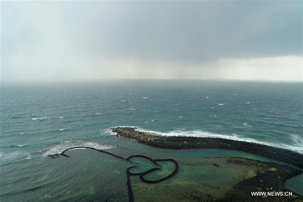 Waves are seen at a famous senic spot in Penghu County, southeast China's Taiwan, Sept. 1, 2017. China's National Meteorological Center (NMC) Friday issued a blue alert for Typhoon Mawar, which is expected to hit southern China's Guangdong Province Sunday. Parts of Guangdong and Taiwan will experience storms from Friday to Saturday, the NMC said. (Xinhua/Zhou Mi) Waves are seen at a famous senic spot in Penghu County, southeast China's Taiwan, Sept. 1, 2017. China's National Meteorological Center (NMC) Friday issued a blue alert for Typhoon Mawar, which is expected to hit southern China's Guangdong Province Sunday. Parts of Guangdong and Taiwan will experience storms from Friday to Saturday, the NMC said. (Xinhua/Zhou Mi)