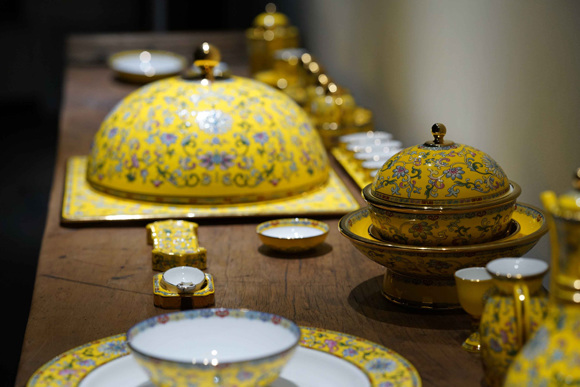 Tableware that Huang Chunmao designed for the 2014 APEC Summit in Beijing. (Photo/CGTN) Tableware that Huang Chunmao designed for the 2014 APEC Summit in Beijing. (Photo/CGTN)