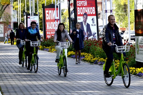 Russian cyclists ride public bikes in Blagoveshchensk.(Photo by WANG DIANJIE/FOR CHINA DAILY) Russian cyclists ride public bikes in Blagoveshchensk.(Photo by WANG DIANJIE/FOR CHINA DAILY)