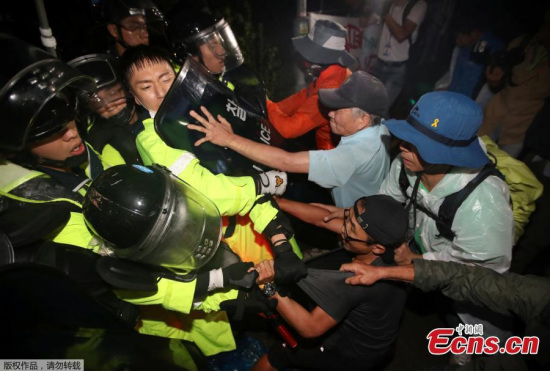 Hundreds of South Korean residents and peace activists clashed with police Wednesday beside the entrance to the US Terminal High Altitude Area Defense (THAAD) site at Soseong-ri village as Seoul tried to deploy additional THAAD elements. (Photo/Agencies) Hundreds of South Korean residents and peace activists clashed with police Wednesday beside the entrance to the US Terminal High Altitude Area Defense (THAAD) site at Soseong-ri village as Seoul tried to deploy additional THAAD elements. (Photo/Agencies)