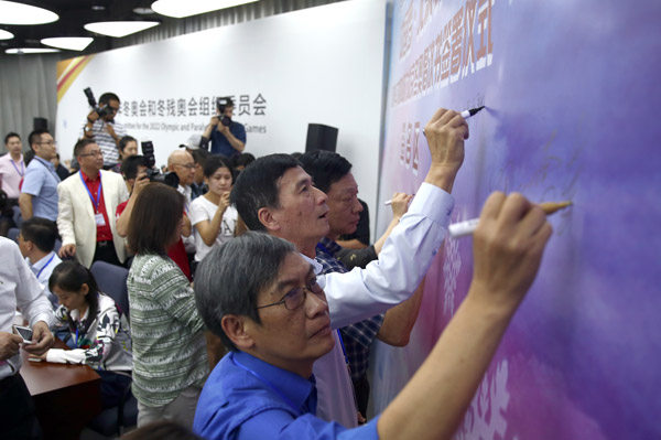 Representatives of 50 overseas Chinese media outlets sign their names in support of the Beijing 2022 Winter Olympic Games and Paralympic Games on Thursday. (Photo by ZOU HONG/CHINA DAILY) Representatives of 50 overseas Chinese media outlets sign their names in support of the Beijing 2022 Winter Olympic Games and Paralympic Games on Thursday. (Photo by ZOU HONG/CHINA DAILY)