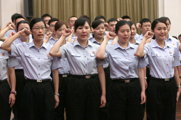Newly appointed judge assistants take their oath as they assume their posts in Shanghai. (Photo/China Daily) Newly appointed judge assistants take their oath as they assume their posts in Shanghai. (Photo/China Daily)