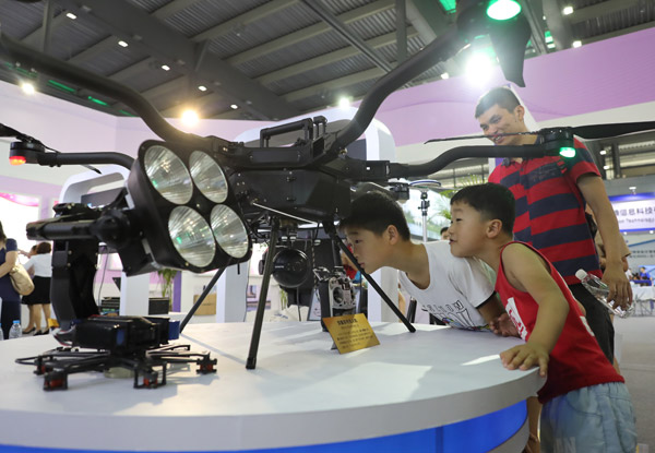 Children take a close look at an industrial drone at the 2017 World Internet of Things Wuxi Summit on Sept 10, 2017. (Photo by GAO ERQIANG/CHINA DAILY) Children take a close look at an industrial drone at the 2017 World Internet of Things Wuxi Summit on Sept 10, 2017. (Photo by GAO ERQIANG/CHINA DAILY)