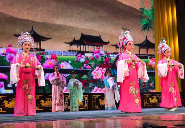 The Friday Drama Club hosts activities for Peking Opera fans of all ages in Guiyang, Guizhou province. (Photo: China Daily/Yang Jun) The Friday Drama Club hosts activities for Peking Opera fans of all ages in Guiyang, Guizhou province. (Photo: China Daily/Yang Jun)