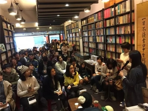 People attend salon at a bookstore. (Photo via Chengdu Daily) People attend salon at a bookstore. (Photo via Chengdu Daily)