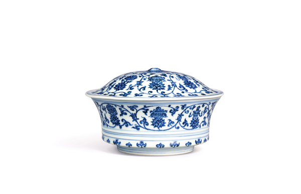 Two Ming Dynasty (1368-1644) blue-and-white porcelain pieces will go under the hammer at Sotheby's major autumn sale in Hong Kong on Oct 3. (Photo provided to China Daily) Two Ming Dynasty (1368-1644) blue-and-white porcelain pieces will go under the hammer at Sotheby's major autumn sale in Hong Kong on Oct 3. (Photo provided to China Daily)