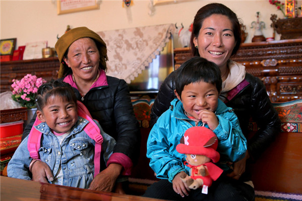 Drolma, 53, spends time with her daughter and grandchildren at home. (Photo by HOU LIQIANG/CHINA DAILY) Drolma, 53, spends time with her daughter and grandchildren at home. (Photo by HOU LIQIANG/CHINA DAILY)