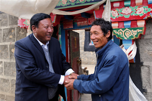 Businessman Badro (left) visits Norbu Gradul, whose home he helped build. (Photo/China Daily) Businessman Badro (left) visits Norbu Gradul, whose home he helped build. (Photo/China Daily)