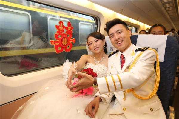 Chen Dong and Ma Yan pose for a photo on Train No D6907 during their wedding on Saturday. (Photo by Bo Yanhui/For China Daily) Chen Dong and Ma Yan pose for a photo on Train No D6907 during their wedding on Saturday. (Photo by Bo Yanhui/For China Daily)