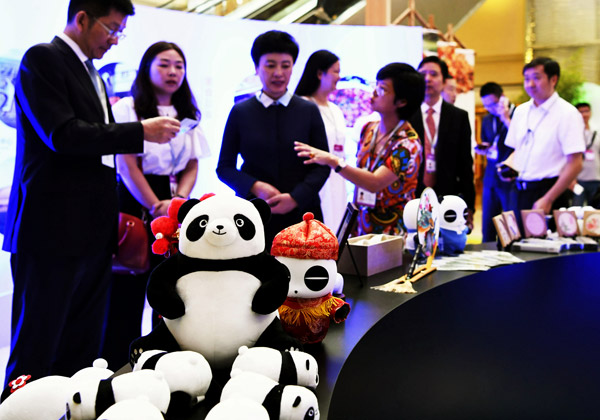 UN World Tourism Organization assembly attendees look over promotional products in Chengdu, Sichuan province, on Wednesday. (Photo by AN YUAN/CHINA NEWS SERVICE) UN World Tourism Organization assembly attendees look over promotional products in Chengdu, Sichuan province, on Wednesday. (Photo by AN YUAN/CHINA NEWS SERVICE)