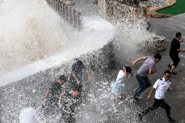A wave crashes into a barrier in Wenling, Zhejiang province, on Thursday ahead of Typhoon Talim. (Photo by LI HUHU/CHINA DAILY) A wave crashes into a barrier in Wenling, Zhejiang province, on Thursday ahead of Typhoon Talim. (Photo by LI HUHU/CHINA DAILY)