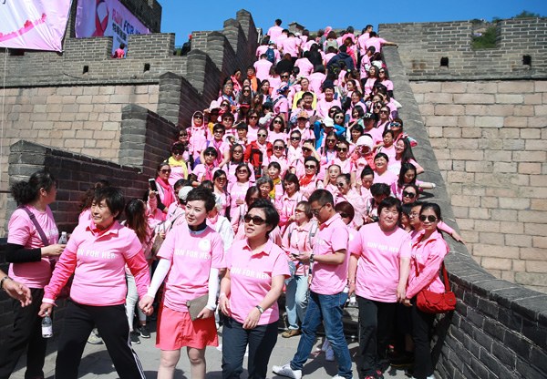 Breast cancer survivors and supporters walk on the Great Wall to promote awareness of the disease.(Photo by Zou Hong/China Daily) Breast cancer survivors and supporters walk on the Great Wall to promote awareness of the disease.(Photo by Zou Hong/China Daily)
