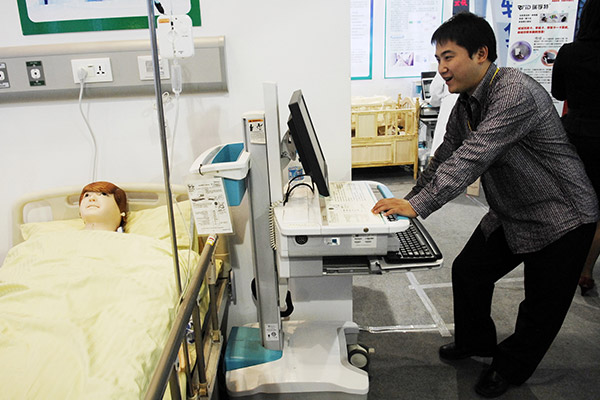 A smart healthcare management platform is demonstrated at an IoT exhibition in Wuxi, East China's Jiangsu province. (Photo/Xinhua) A smart healthcare management platform is demonstrated at an IoT exhibition in Wuxi, East China's Jiangsu province. (Photo/Xinhua)