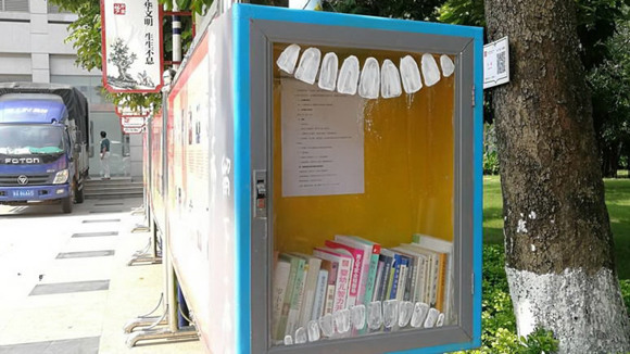 A sharing bookcase near Hainan Library. (Photo via people.cn) A sharing bookcase near Hainan Library. (Photo via people.cn)