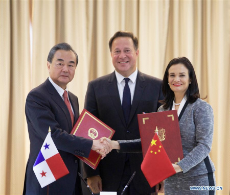 Chinese Foreign Minister Wang Yi (L), Panama's President Juan Carlos Varela (C) and Isabel Saint Malo de Alvarado, Panama's vice president and foreign minister, attend a signing ceremony in Panama City, on Sept. 17, 2017. Wang hold the first political consultation between the two governments with his Panamanian counterpart here on Sunday. (Xinhua/Dan Hang) Chinese Foreign Minister Wang Yi (L), Panama's President Juan Carlos Varela (C) and Isabel Saint Malo de Alvarado, Panama's vice president and foreign minister, attend a signing ceremony in Panama City, on Sept. 17, 2017. Wang hold the first political consultation between the two governments with his Panamanian counterpart here on Sunday. (Xinhua/Dan Hang)