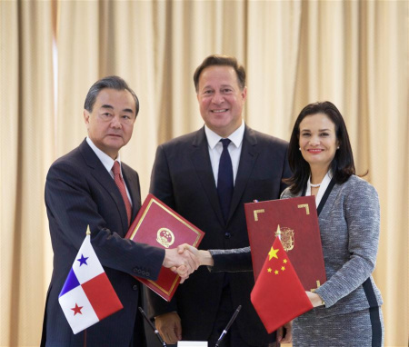 Chinese Foreign Minister Wang Yi (L), Panama's President Juan Carlos Varela (C) and Isabel Saint Malo de Alvarado, Panama's vice president and foreign minister, attend a signing ceremony in Panama City, on Sept. 17, 2017. (Xinhua/Dan Hang) Chinese Foreign Minister Wang Yi (L), Panama's President Juan Carlos Varela (C) and Isabel Saint Malo de Alvarado, Panama's vice president and foreign minister, attend a signing ceremony in Panama City, on Sept. 17, 2017. (Xinhua/Dan Hang)