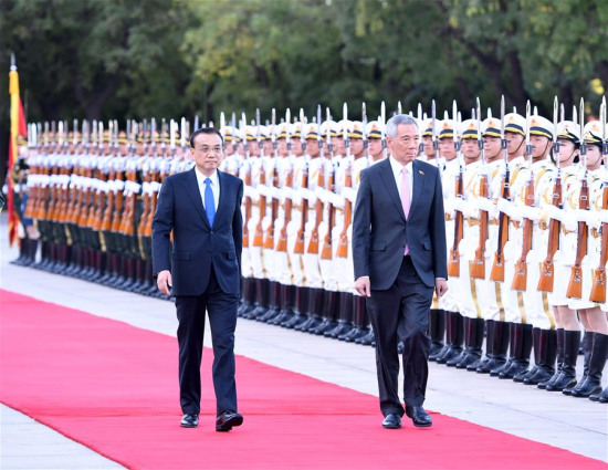 Chinese Premier Li Keqiang (L) holds a welcome ceremony for Singaporean Prime Minister Lee Hsien Loong before their talks in Beijing, capital of China, Sept. 19, 2017. (Xinhua/Zhang Ling) Chinese Premier Li Keqiang (L) holds a welcome ceremony for Singaporean Prime Minister Lee Hsien Loong before their talks in Beijing, capital of China, Sept. 19, 2017. (Xinhua/Zhang Ling)