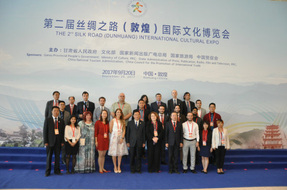 Minister of Culture Luo Shugang (middle in the first row) and young sinologists who participated in the 2017 Visiting Program for Young Sinologists in Xi'an pose for a photo at the second Silk Road International Cultural Expo in Dunhuang, Gansu province, Sept 19, 2017. (Photo provided to Chinaculture.org)