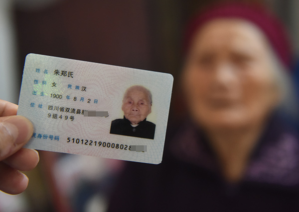 Zhu Zhengshi poses with her ID card in her courtyard in Chengdu, Sichuan province, on Monday. (Photo by Liu Chenping/China Daily) Zhu Zhengshi poses with her ID card in her courtyard in Chengdu, Sichuan province, on Monday. (Photo by Liu Chenping/China Daily)