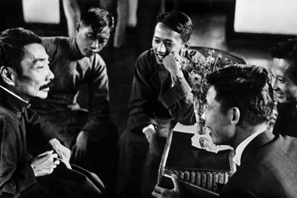 Chinese writer Lu Xun (foreground left) is one of the iconic figures in Sha Fei's photographs. (Photo provided to China Daily) Chinese writer Lu Xun (foreground left) is one of the iconic figures in Sha Fei's photographs. (Photo provided to China Daily)