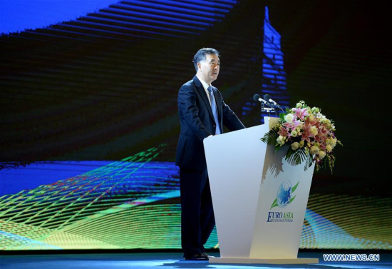 Chinese Vice Premier Wang Yang delivers a keynote speech during the opening ceremony of the 2017 Euro-Asia Economic Forum in Xi'an, capital of northwest China's Shaanxi Province, Sept. 21, 2017. (Xinhua/Liu Xiao)