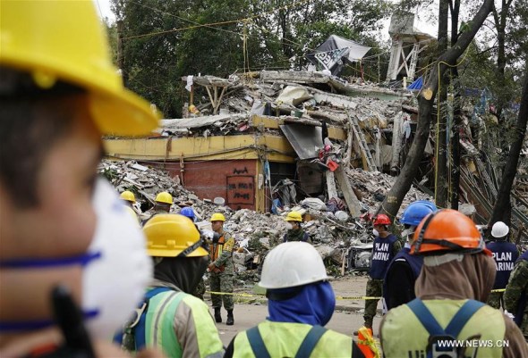 Volunteers work on the search for survivors at a building that collapsed after an earthquake, in a neighborhood south of Mexico City, capital of Mexico on Sept. 23, 2017. (Xinhua/David de la Paz) Volunteers work on the search for survivors at a building that collapsed after an earthquake, in a neighborhood south of Mexico City, capital of Mexico on Sept. 23, 2017. (Xinhua/David de la Paz)