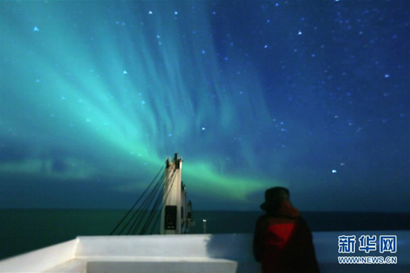An aurora is seen on the Tianjian cargo ship sailing on the Arctic on September 20, 2017. (Photo/Xinhua) An aurora is seen on the Tianjian cargo ship sailing on the Arctic on September 20, 2017. (Photo/Xinhua)
