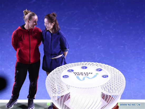 China's Li Na (R) talks with Svetlana Kuznetsova of Russia during the opening ceremony for 2017 WTA Wuhan Open in Wuhan, capital of central China's Hubei Province, on Sept. 24, 2017. (Xinhua/Ou Dongqu) China's Li Na (R) talks with Svetlana Kuznetsova of Russia during the opening ceremony for 2017 WTA Wuhan Open in Wuhan, capital of central China's Hubei Province, on Sept. 24, 2017. (Xinhua/Ou Dongqu)