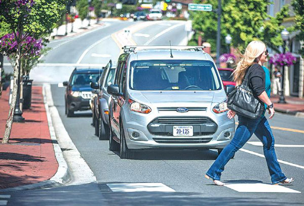 A road test conducted by Ford to find out what signals work best between autonomous cars and pedestrians. (Photo provided to China Daily) A road test conducted by Ford to find out what signals work best between autonomous cars and pedestrians. (Photo provided to China Daily)