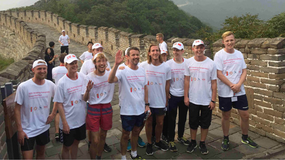 The Crown Prince of Denmark (Front, 4th from left)) poses for a photo on the Great Wall, Sept. 25, 2017. (Photo/CGTN) The Crown Prince of Denmark (Front, 4th from left)) poses for a photo on the Great Wall, Sept. 25, 2017. (Photo/CGTN)