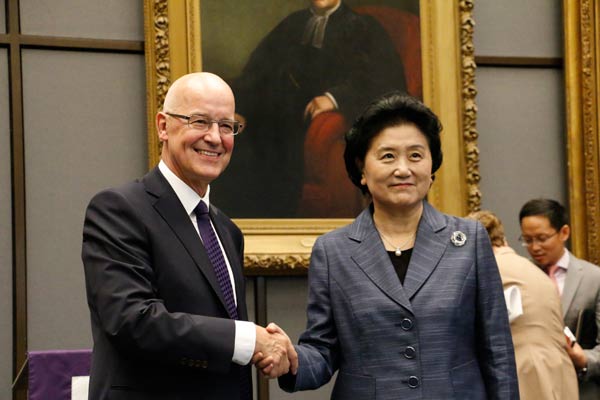 NYU President Andrew Hamilton (L) awards Chinese Vice-Premier Liu Yandong the New York University Medal of Honor, the university's highest honor,at a ceremony at the university on Monday. ZHANG RUINAN / CHINA DAILY NYU President Andrew Hamilton (L) awards Chinese Vice-Premier Liu Yandong the New York University Medal of Honor, the university's highest honor,at a ceremony at the university on Monday. ZHANG RUINAN / CHINA DAILY