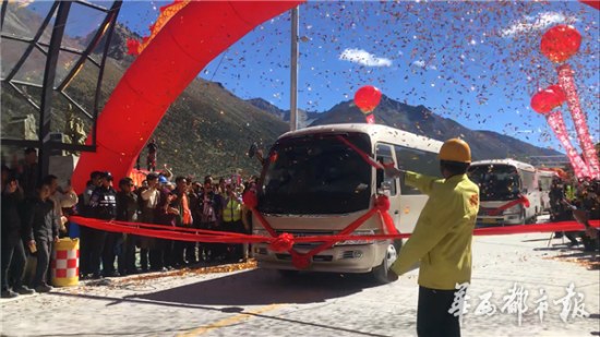 A minibus runs through the newly opend Chola Mountain tunnel in southwest China's Sichuan Province, Sept. 26, 2017.(Photo/West China City Daily) A minibus runs through the newly opend Chola Mountain tunnel in southwest China's Sichuan Province, Sept. 26, 2017.(Photo/West China City Daily)