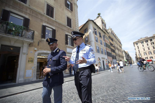 A Chinese police officer and an Italian police officer patrol at Piazza di Spagna of Rome, Italy, on June 5, 2017.(Xinhua/Jin Yu) A Chinese police officer and an Italian police officer patrol at Piazza di Spagna of Rome, Italy, on June 5, 2017.(Xinhua/Jin Yu)
