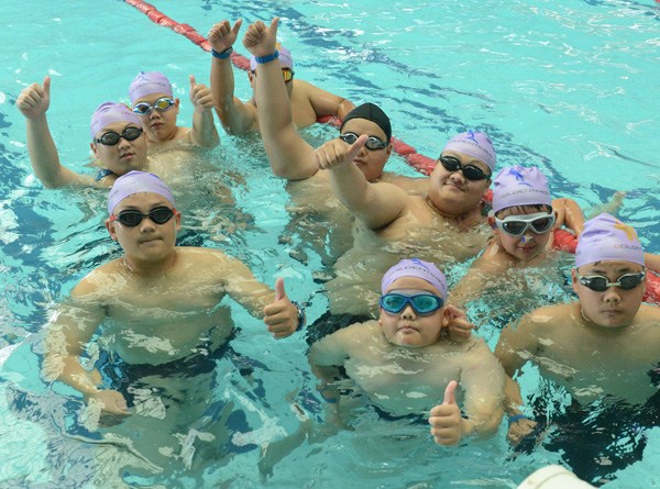 Children prepare for weight-loss swimming workout at a boot camp in Zhengzhou, Henan province. (Photo by ZHANG TAO/CHINA DAILY) Children prepare for weight-loss swimming workout at a boot camp in Zhengzhou, Henan province. (Photo by ZHANG TAO/CHINA DAILY)