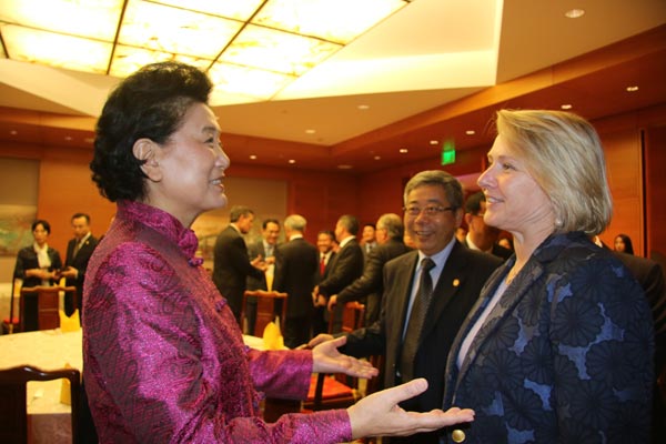 Chinese Vice Premier Liu Yandong (left) and Susan Thornton, U.S. Acting Assistant Secretary of State for East Asian and Pacific Affairs, meet at a reception at the Chinese Embassy in Washington, Sept 27, 2017. (Photo by Zhao Huanxin/chinadaily.com.cn) Chinese Vice Premier Liu Yandong (left) and Susan Thornton, U.S. Acting Assistant Secretary of State for East Asian and Pacific Affairs, meet at a reception at the Chinese Embassy in Washington, Sept 27, 2017. (Photo by Zhao Huanxin/chinadaily.com.cn)