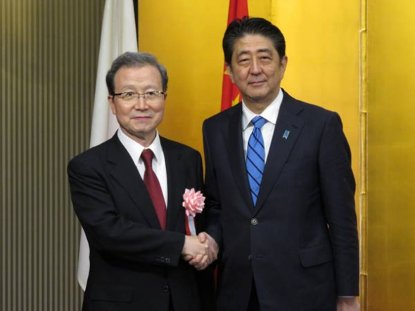 Chinese Ambassador to Japan Cheng Yonghua (left) shakes hands with Japanese Prime Minister Shinzo Abe in Tokyo, Sept. 28, 2017.(TENG XUE/CHINA DAILY) Chinese Ambassador to Japan Cheng Yonghua (left) shakes hands with Japanese Prime Minister Shinzo Abe in Tokyo, Sept. 28, 2017.(TENG XUE/CHINA DAILY)
