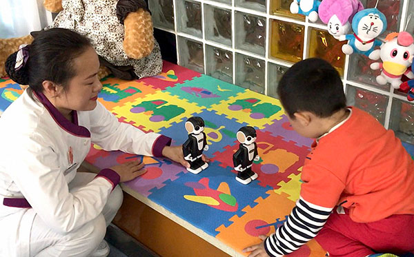 A child with autism interacts with robots at Harbin Children's Hospital, as part of an innovative approach to treatment. (Zhou Huiying/China Daily) A child with autism interacts with robots at Harbin Children's Hospital, as part of an innovative approach to treatment. (Zhou Huiying/China Daily)