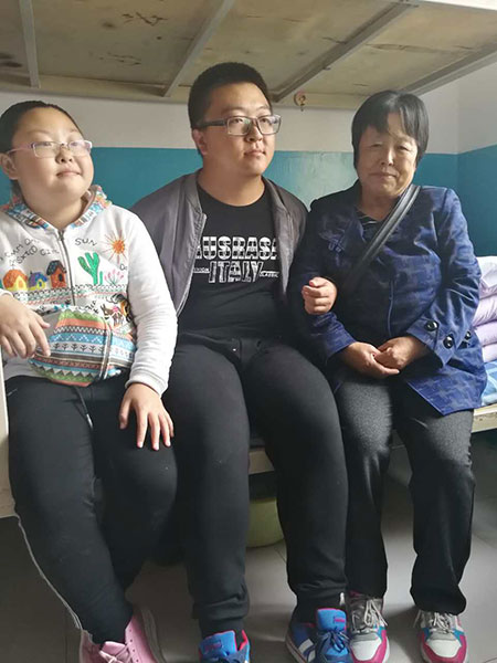 Sun Xiaoyu will continue to take care of his grandmother and cousin during the college years. (Photo provided to chinadaily.com.cn) Sun Xiaoyu will continue to take care of his grandmother and cousin during the college years. (Photo provided to chinadaily.com.cn)